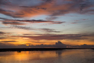 Gökyüzü ve sahilde güzel günbatımı.