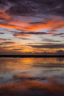 Gökyüzü ve sahilde güzel günbatımı.