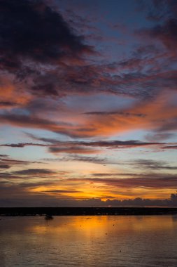 Gökyüzü ve sahilde güzel günbatımı.