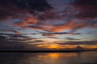 Gökyüzü ve sahilde güzel günbatımı.