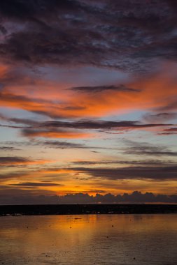 Gökyüzü ve sahilde güzel günbatımı.
