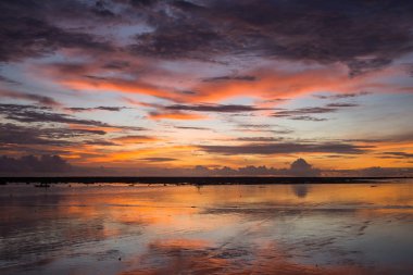 Sunset beach andaman Denizi üzerinde