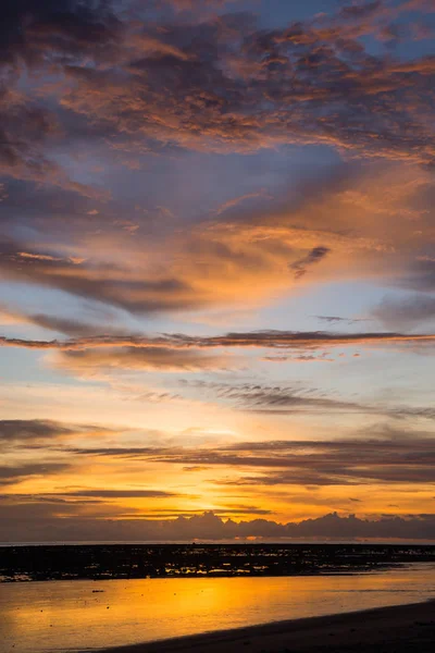 Sky and beautiful sunsets on the beach. — Stock Photo, Image