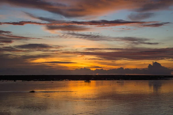 Cielo y hermosas puestas de sol en la playa . — Foto de Stock