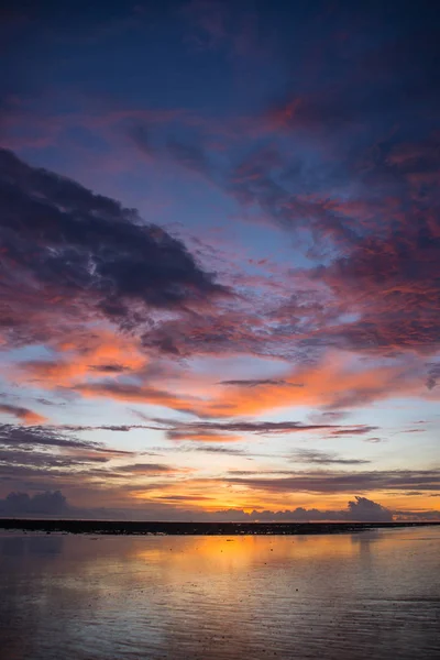 Sky and beautiful sunsets on the beach. — Stock Photo, Image