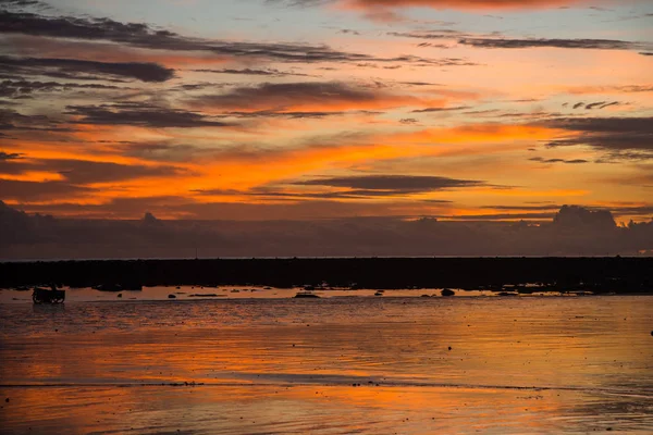 Sunset on the beach of andaman sea — Stock Photo, Image