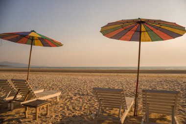 sandalye bir plajda güneş şemsiyesi ile