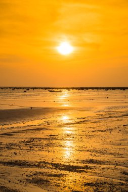 Sunset beach andaman Denizi üzerinde