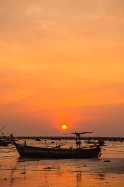 Akşamları ve gün batımı atmosferde.