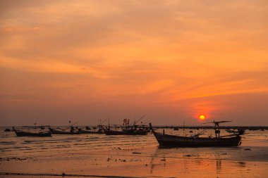 Akşamları ve gün batımı atmosferde.