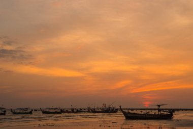 Akşamları ve gün batımı atmosferde.