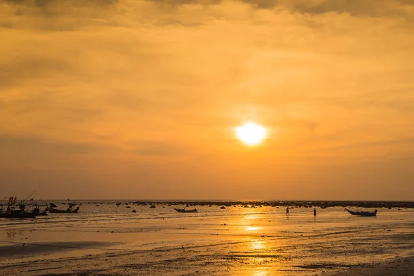 Sunset beach andaman Denizi üzerinde — Stok fotoğraf