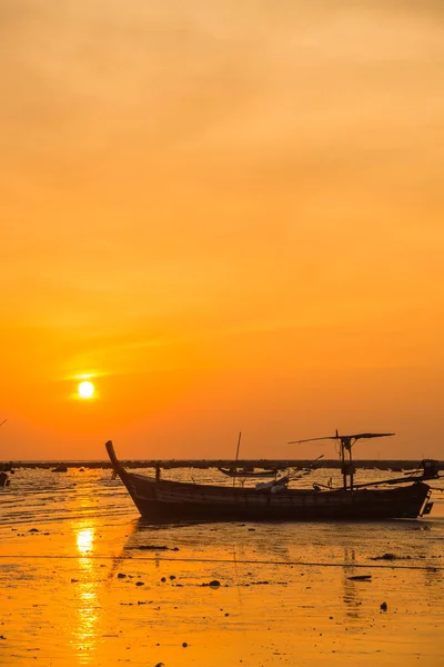 Zonsondergang op het strand van de andaman zee — Stockfoto