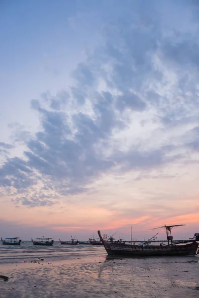 Vissen, boten en wolk lucht op zee Thailand — Stockfoto