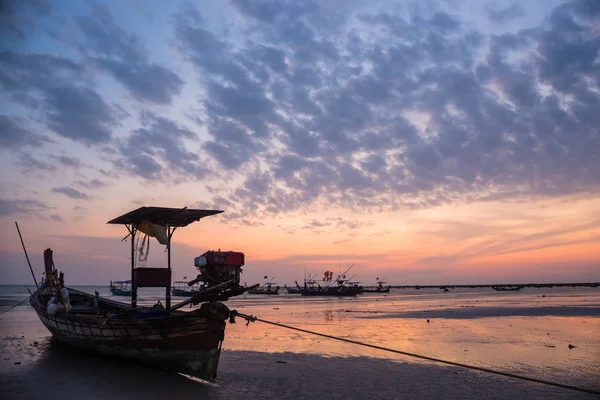 Barcos de pesca e céu nuvem no mar Tailândia — Fotografia de Stock