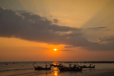 Tekneler ve bulut gökyüzü Tayland denizde Balık tutma
