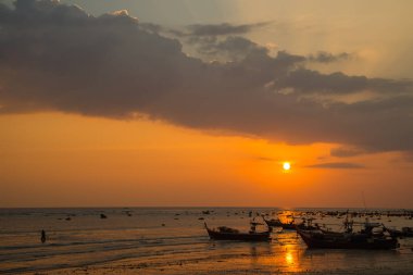 Tekneler ve bulut gökyüzü Tayland denizde Balık tutma