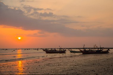 Tekneler ve bulut gökyüzü Tayland denizde Balık tutma