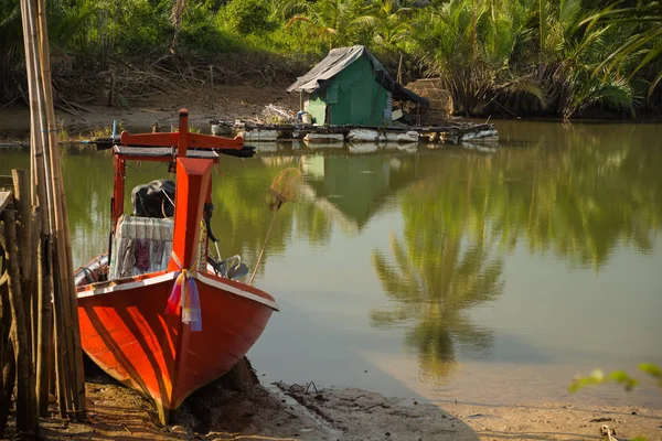 Pequeños barcos de pesca y el puente del puerto en el río — Foto de Stock