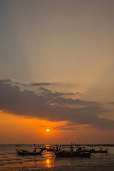 Bateaux de pêche et ciel nuageux en mer Thaïlande — Photo