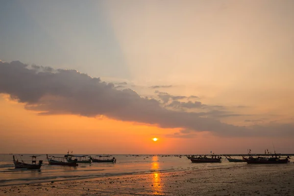 Bateaux de pêche et ciel nuageux en mer Thaïlande — Photo