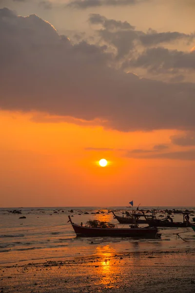 Fiske båtar och moln himlen vid havet Thailand — Stockfoto