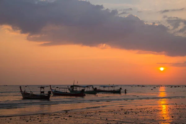 Barcos de pesca e céu nuvem no mar Tailândia — Fotografia de Stock