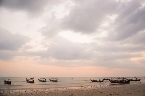Wędkowanie z łodzi i Chmura Niebo na morzu Tajlandia — Zdjęcie stockowe