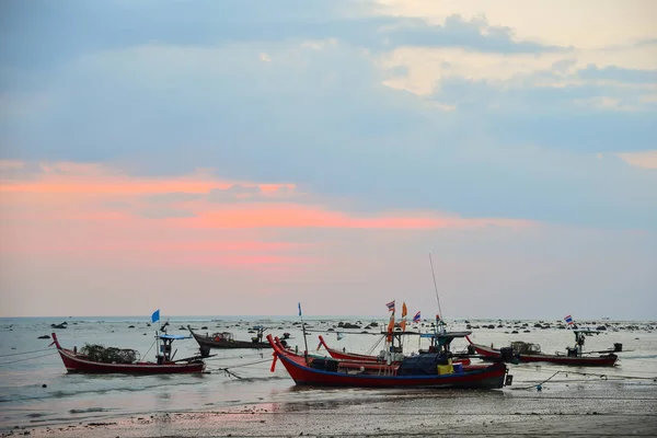 Barcos de pesca e céu nuvem no mar Tailândia — Fotografia de Stock