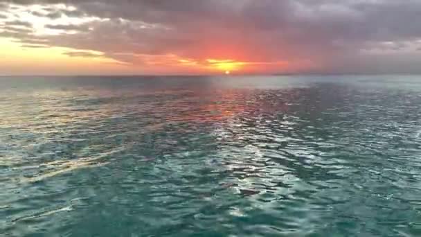 夕日で金砂や岩と熱帯のカリブ海のビーチの海 ゆっくりとした海の動き リラックスして空のカラフルな — ストック動画