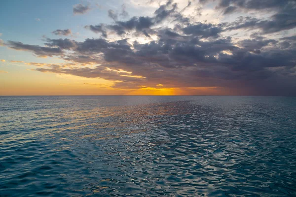 Гарний Захід Сонця Карибському Морі Яскраве Помаранчеве Сонце Хмарах — стокове фото