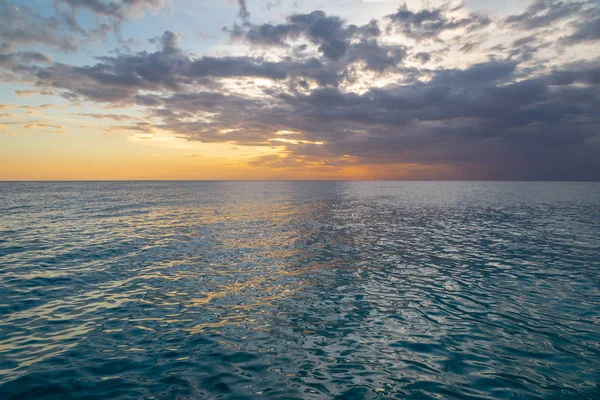 Гарний Захід Сонця Карибському Морі Яскраве Помаранчеве Сонце Хмарах — стокове фото