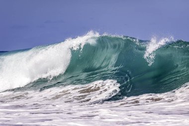 Okyanus Dalgası Kapanış Suyu. Okyanus dalgası yakın plan dikey çarpma dalgası kırılan su. Doğanın enerji gücü.