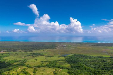 Dominik Cumhuriyeti, Miches 'teki Yuvarlak Dağ' ın güzel manzarası. Montaa Redonda Miches.