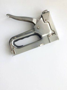 Beyaz arka plandaki mobilyalar için metal zımba..