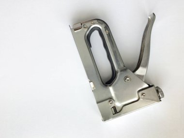 Beyaz arka plandaki mobilyalar için metal zımba..