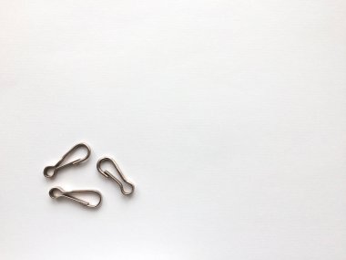 Beyaz arkaplanda metal karabina.