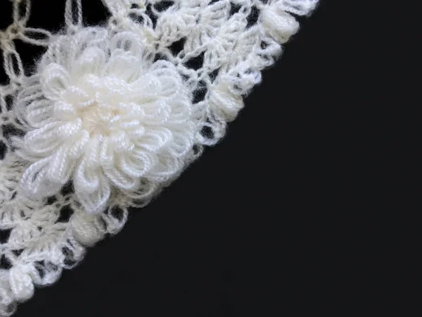 編み物暗い背景に白いナプキン — ストック写真