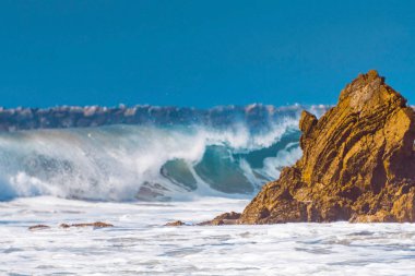 Dalgalar kayalarda kırılıyor