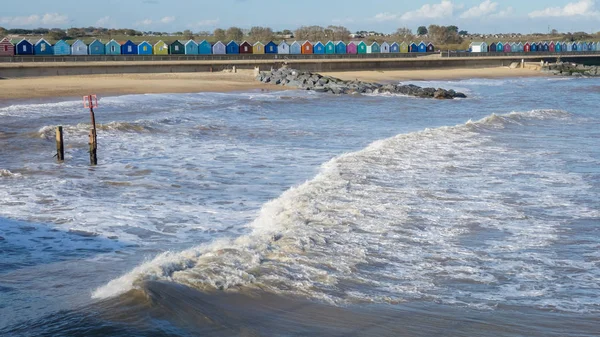 Rollende Wellen und Strandhütten südwestlich — Stockfoto