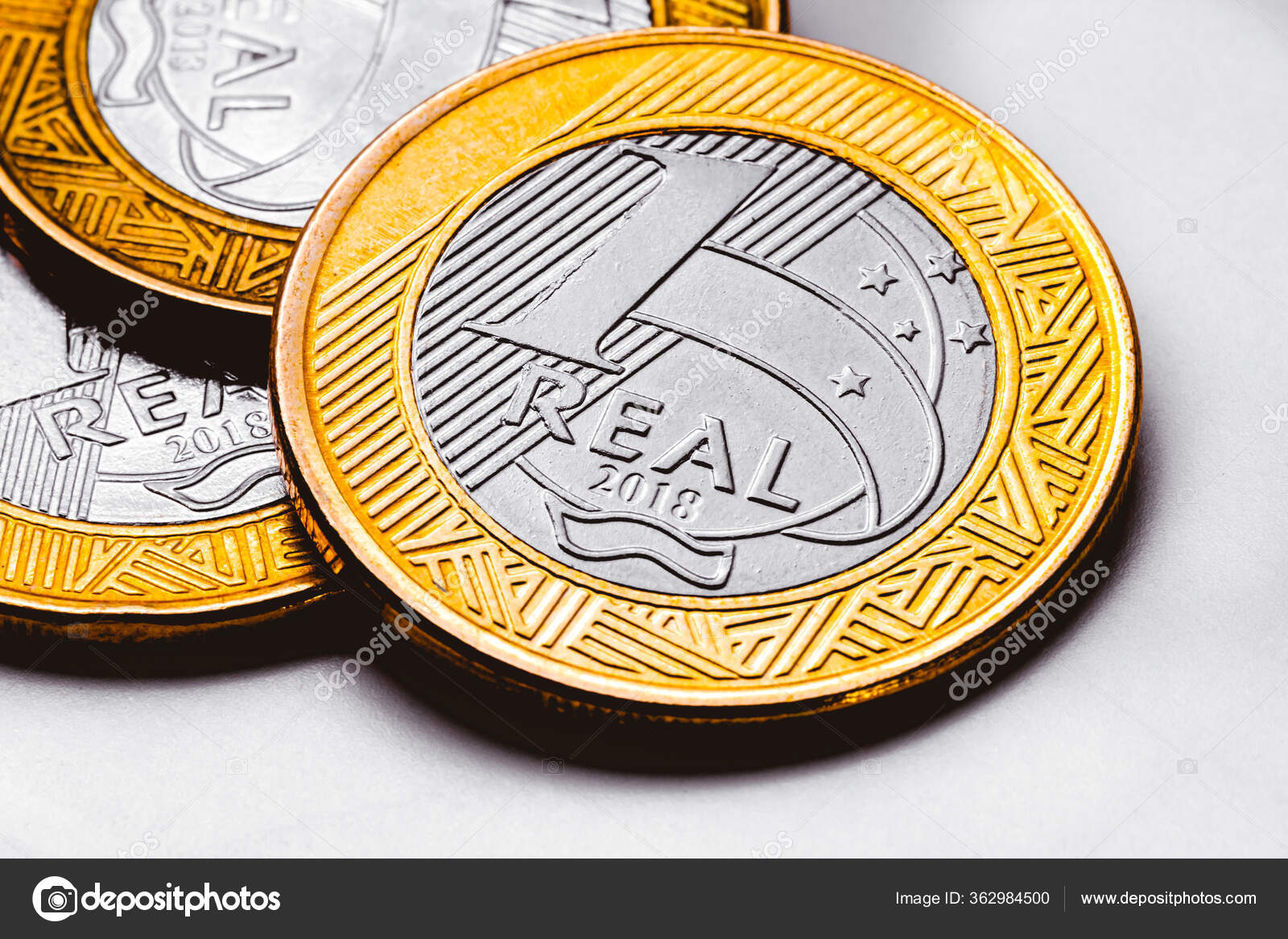リアル ブラジル通貨 Dinheiro ブラジル リース 白い表面に本物のコイン— ストックイラストレーション by © rmcarvalhobsb  #362984500