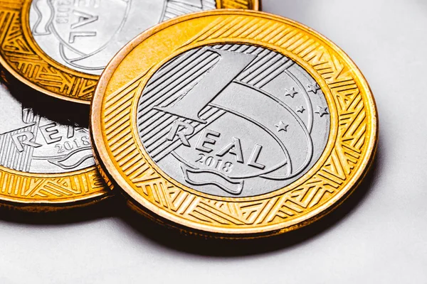 Gerçek Brezilya parası. Para, Dinheiro, Brezilya, Reais. Beyaz bir yüzeyde gerçek paralar.