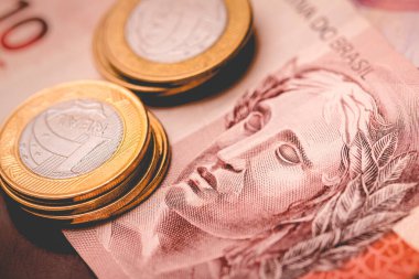 Gerçek Brezilya parası. Para, Dinheiro, Brezilya, Reais. 10 Reais banknot ve Real sikkeleri.