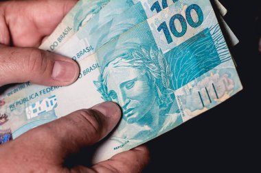 Gerçek para birimi. Para, Dinheiro, Brezilya, Reais. Banknotlarda gerçek paralar.
