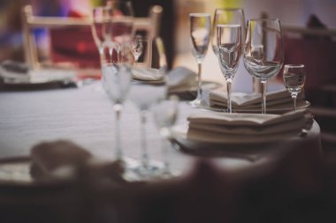 Restoranda ya da otelde şarap kadehli şık bir yemek masası.