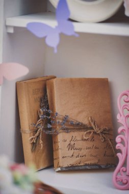 Eski kitaplar, düğün dekorasyonu.