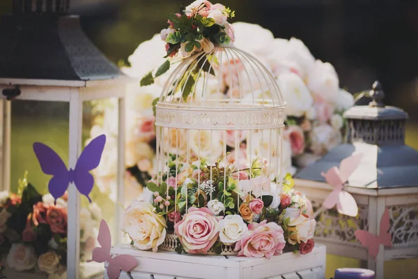 Witte kooi met bloemen voor de ceremonie — Stockfoto