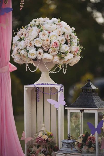 Квіткове весілля прикраса на столі — стокове фото