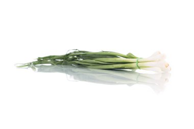 Beyaz arkaplanda taze soğan izole edildi