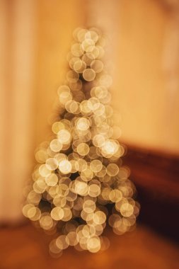Noel ağacının Bokeh ışıklandırması. Yeni yıl duvar kağıdı bulanık.